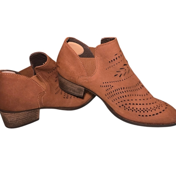 walk with me punch out heeled boots - Picture 2 of 6